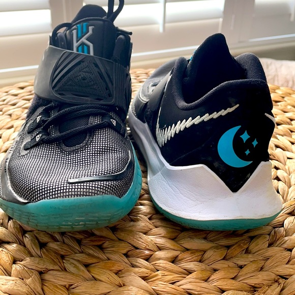 Nike Kyrie 3 low - almost new condition. Size 8 - Picture 4 of 5